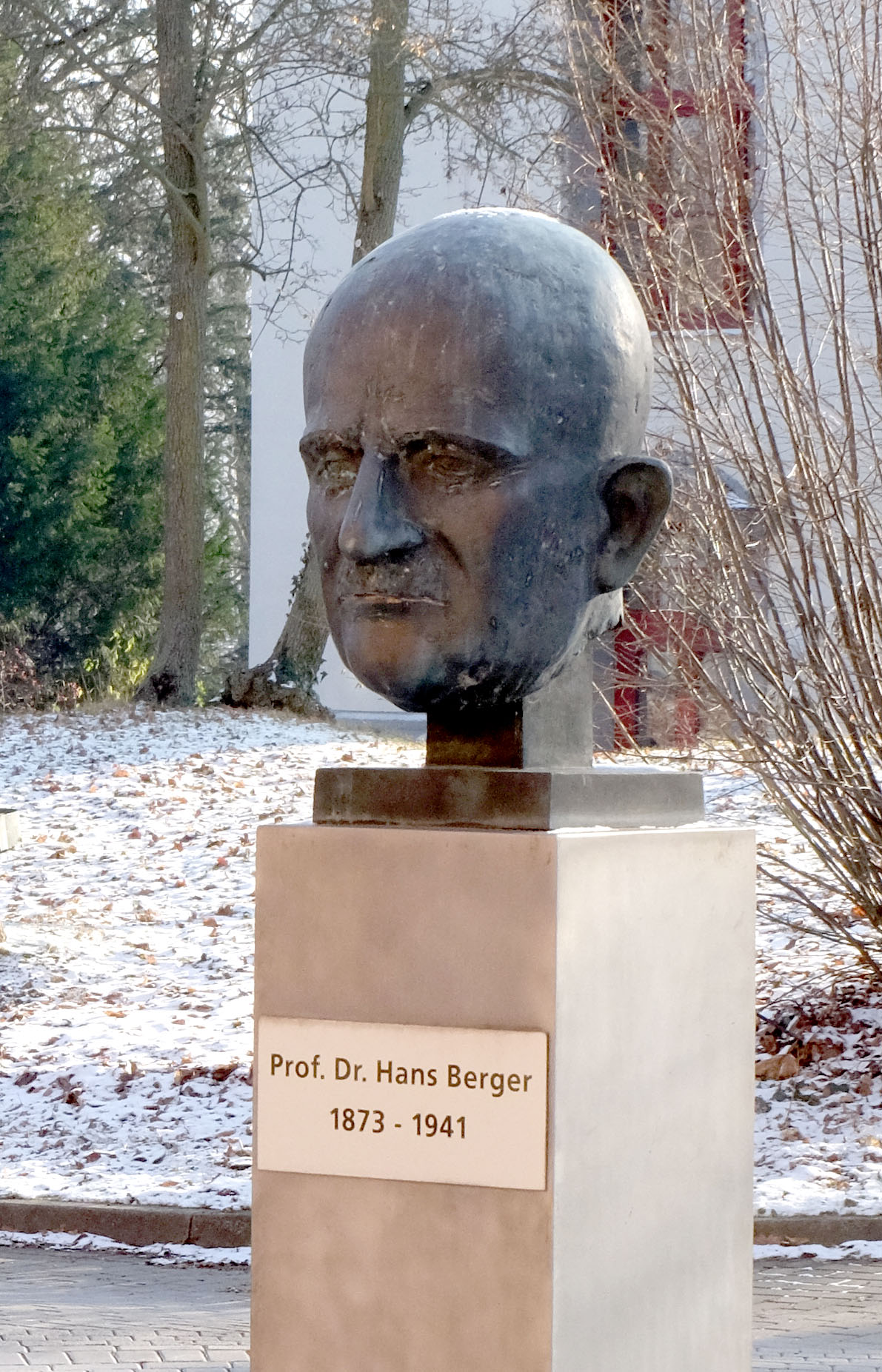 Büste von Hans Berger vor der Klinik für Psychiatrie. Inschrift: Prof. Dr. Hans Berger 1873-1941