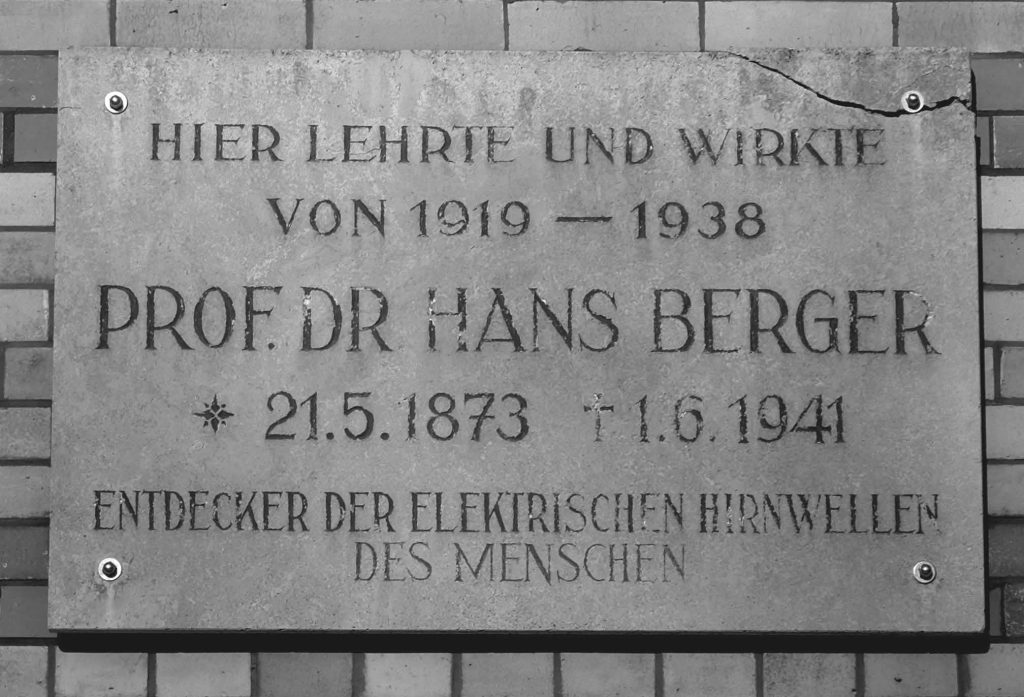 Gedenktafel mit der Inschrift: Hier lehrte und wirkte von 1919-1938 Prof. Dr. Hans Berger, Entdecker der Elektrischen Hirnwellen des Menschen