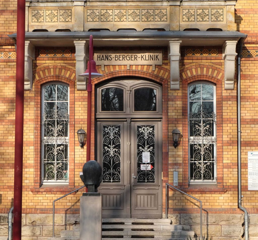 Eingang der Klinik für Psychiatrie in Jena, Inschrift über der Tür: Hans-Berger-Klinik
